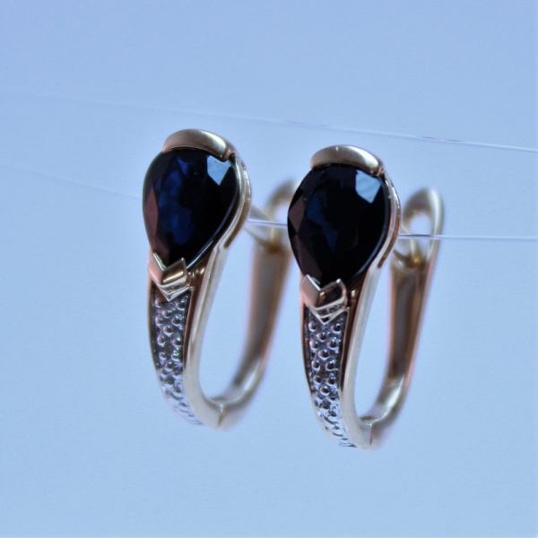 Серьги из красного золота с сапфирами и бриллиантами